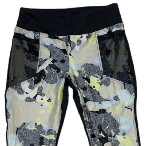 Revolve Koral Magnify Legging in Bloom Camouflage Size Small Mesh Pockets - Picture 5 of 9